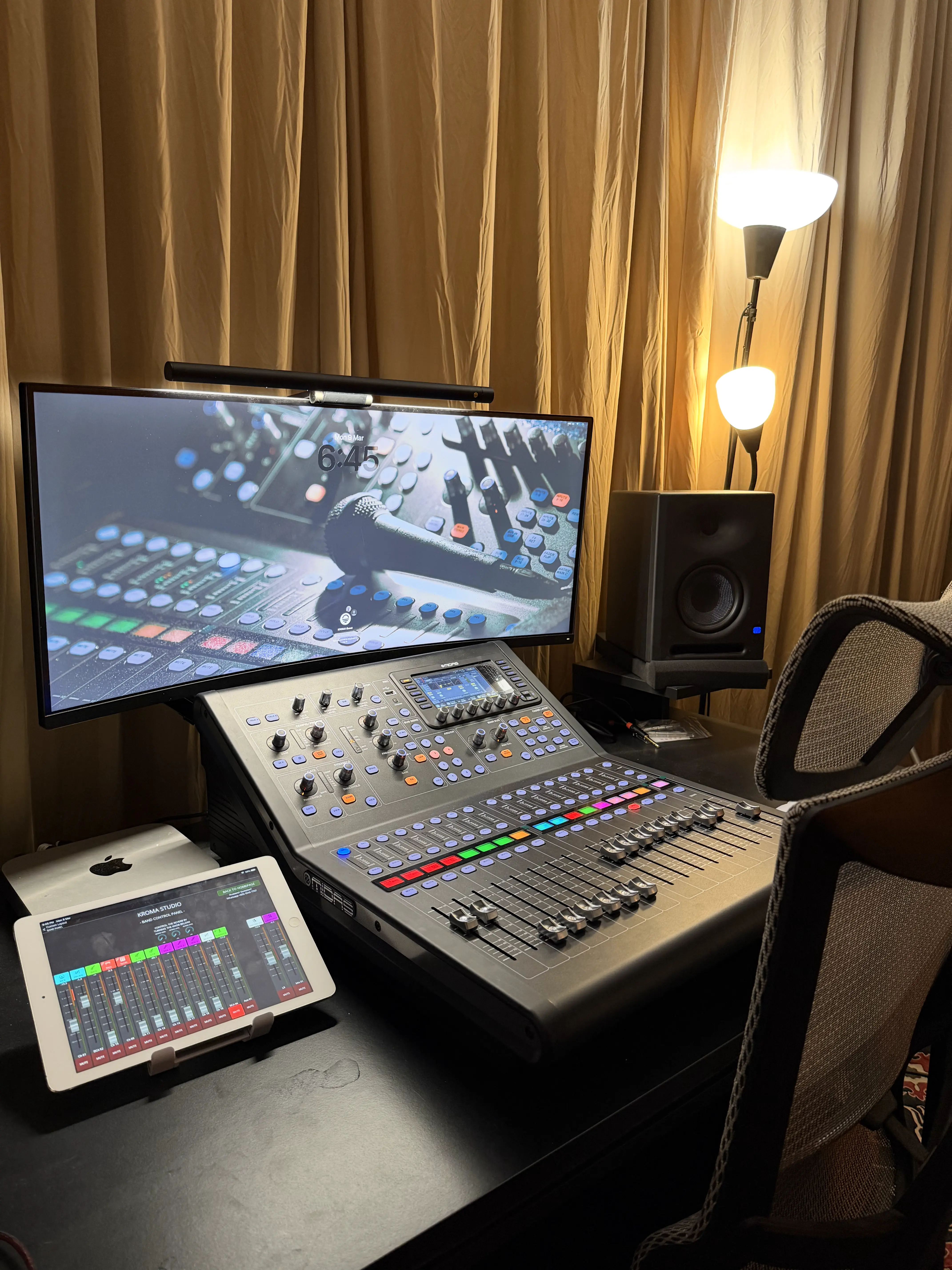 Studio mixing console